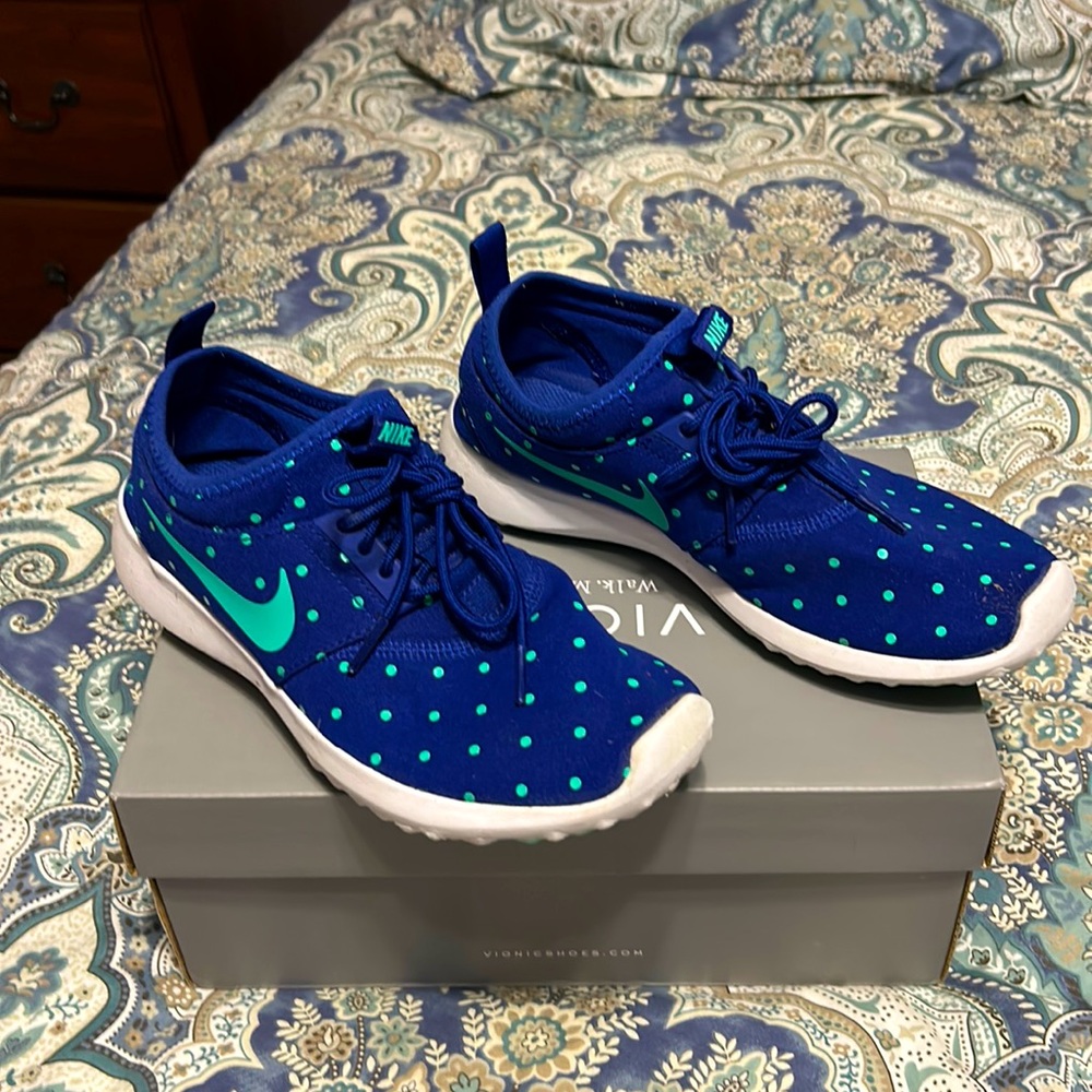 Adorable Nike sneakers